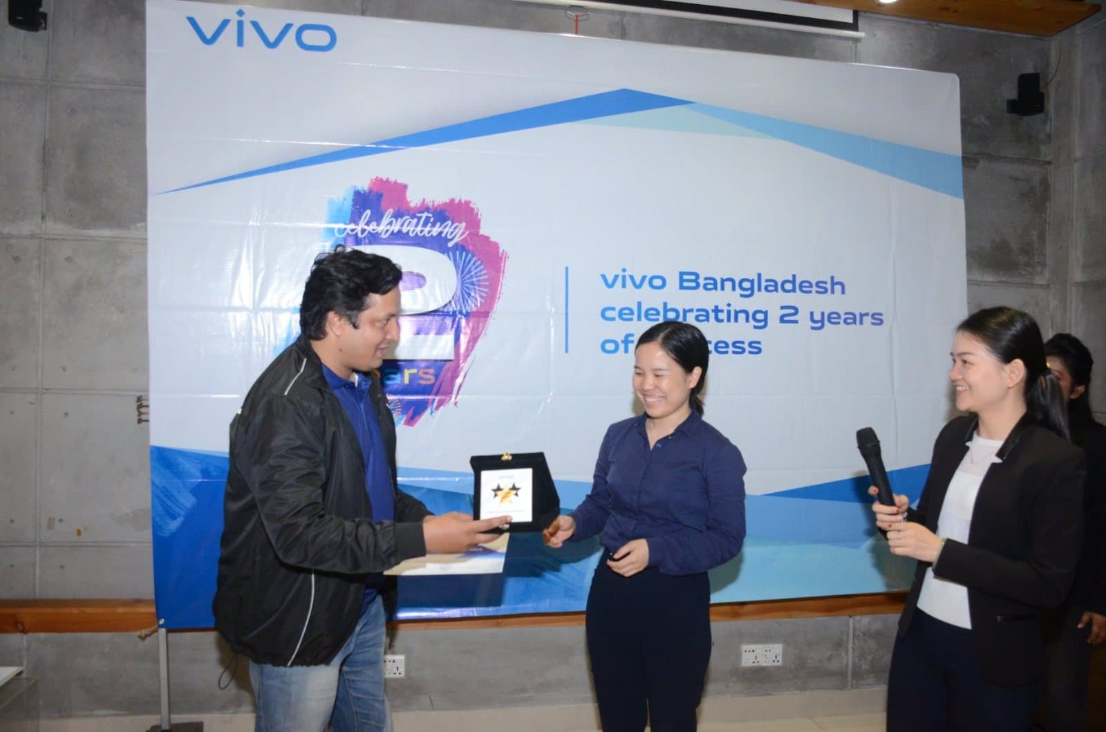 Receiving the vivo Best Contributor Award