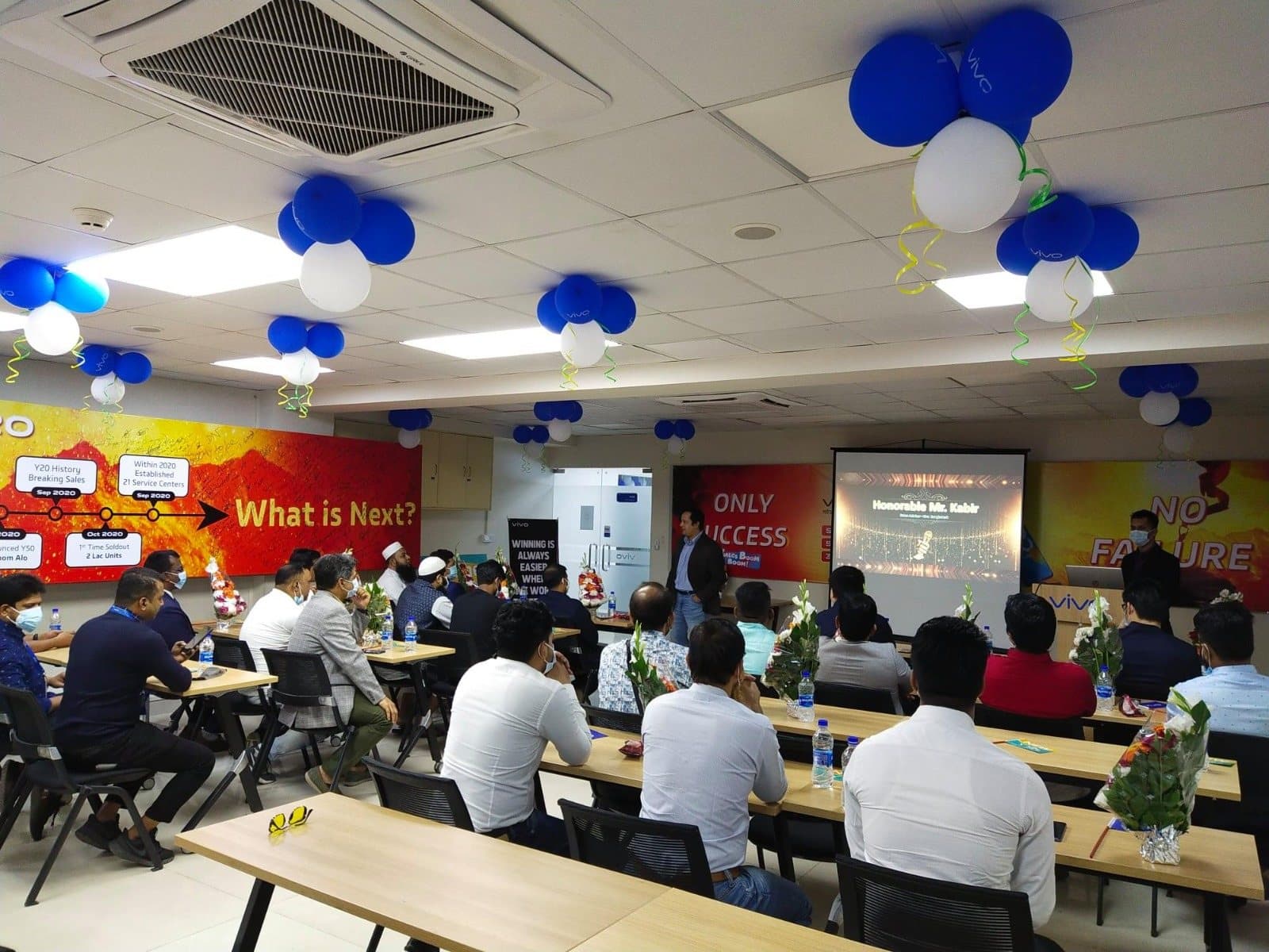 A full training room of vivo sales staff