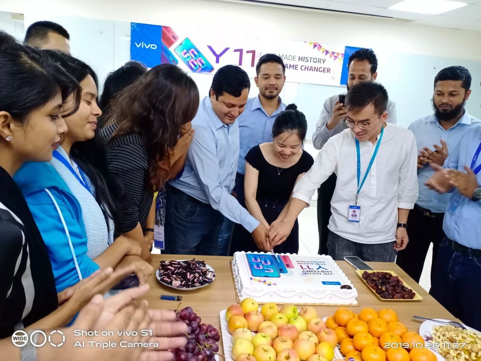 vivo Bangladesh team members cutting a cake to celebrate record Y11 sales